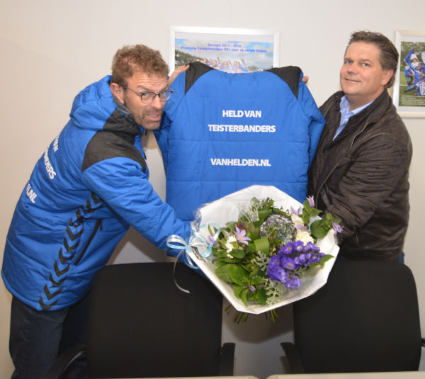 Foto: Sponsor Van Helden schenkt winterjassen