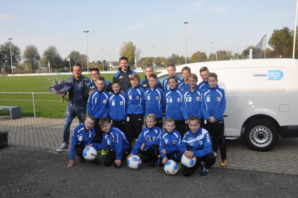 Foto: JO13-01 nieuwe trainingsoutfit door Jansen Pharma Support BV